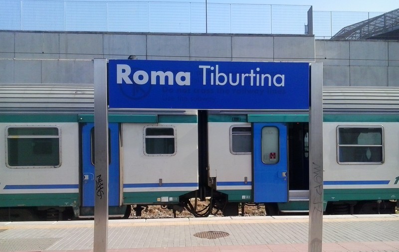 Un copil de șase ani a rămas singur în tren, după ce mama sa a coborât să fumeze. S-a întâmplat în gara Tiburtina din Roma