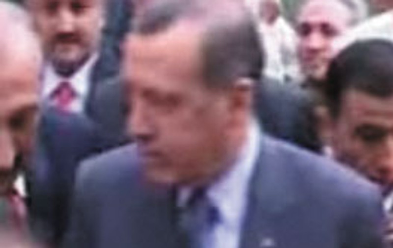 Premierul turc, lovit de... un admirator