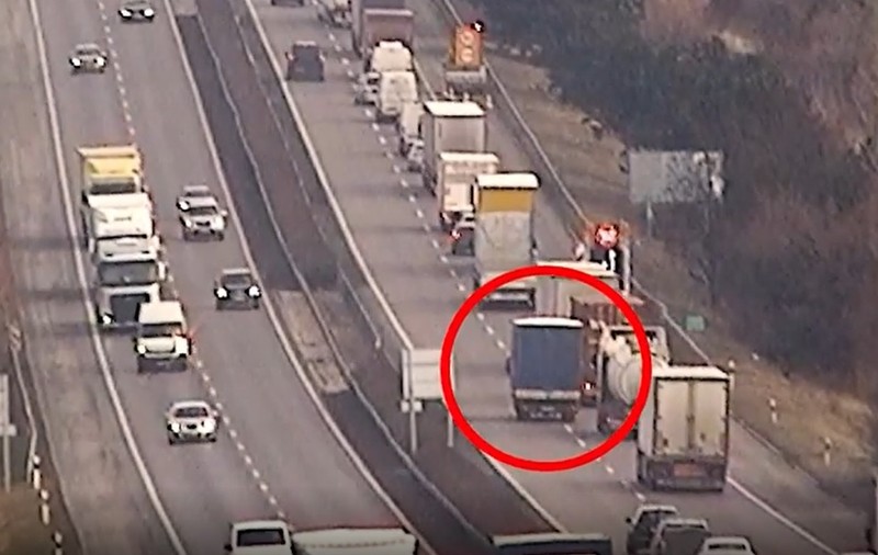 VIDEO | Momentul teribil când un șofer român intră cu camionul direct în remorca de semnalizare, pe autostradă, în Ungaria