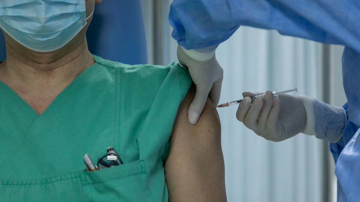 Un cadru medical de la Institutul „Matei Balș” din București este vaccinat anti-COVID, în prima zi din campania de imunizare în România. Foto: Vlad Chirea / Libertatea
