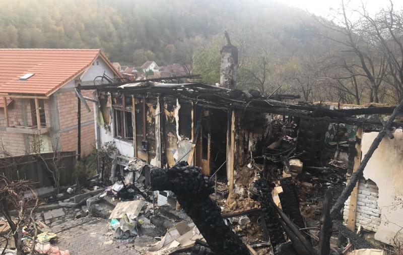 Mobilizare pentru un junior de la o echipă de fotbal din județul Sibiu care a fost la un pas de moarte. Casa bunicii lui a ars din temelii