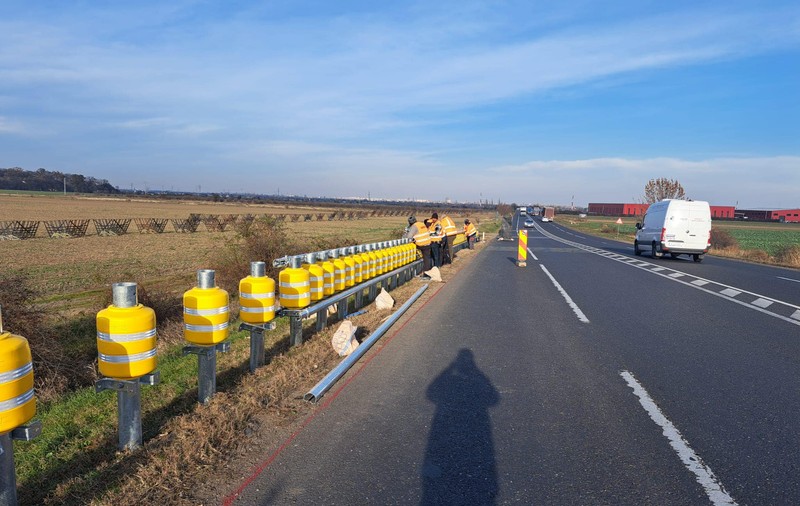 Parapet special pe role, montat pe „Drumul Morții” - DN2/E85, în Urechești