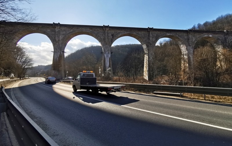O tânără de 24 de ani a murit, după ce s-a aruncat de pe un pod, în Hunedoara