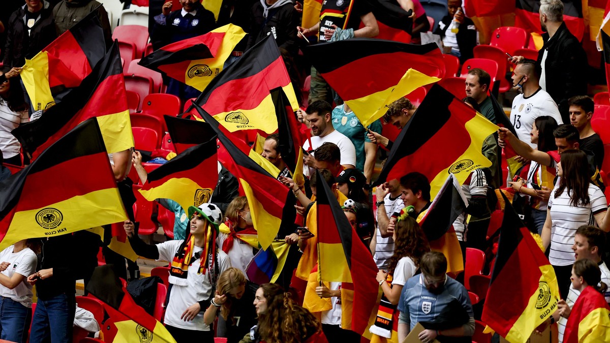 Un galez a strâns bani pentru o fetiță germană care a fost jignită că a plâns pe stadion. „Nu toți britanicii sunt oribili”