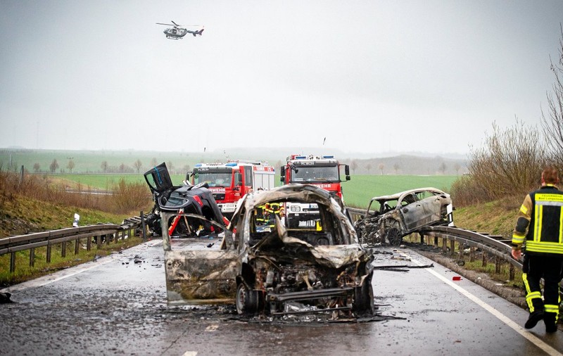 Cinci prieteni, toți de 19 ani, au murit într-un Mercedes care a ars ca o torță, după ce l-a lovit un BMW, pe o șosea din Germania
