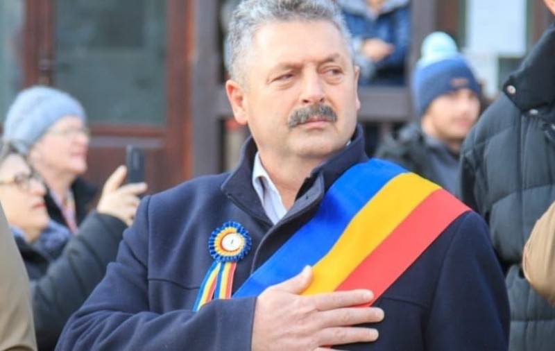 Primarul din Buşteni, Mircea Corbu, reclamat de o subalternă că a agresat-o: „Ba din contră! Am zis că doamna îmi dă şi vreuna”