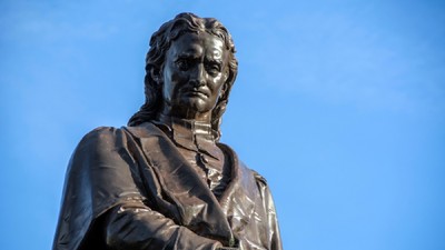 Statuia de bronz a lui Isaac Newton din Lincolnshire, Marea Britanie