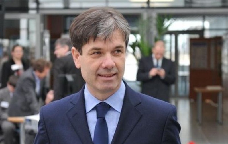 VIDEO | Primarul Brașovului, fără mască și înconjurat de zeci de oameni în campanie electorală