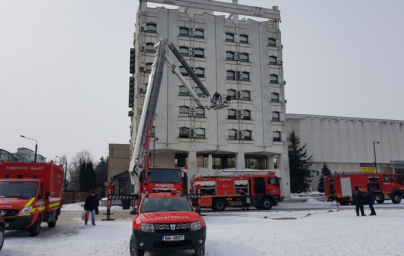 Panică în centrul Vasluiului, după ce mașini de pompieri au ocupat o parte din Piața Civică/ GALERIE FOTO