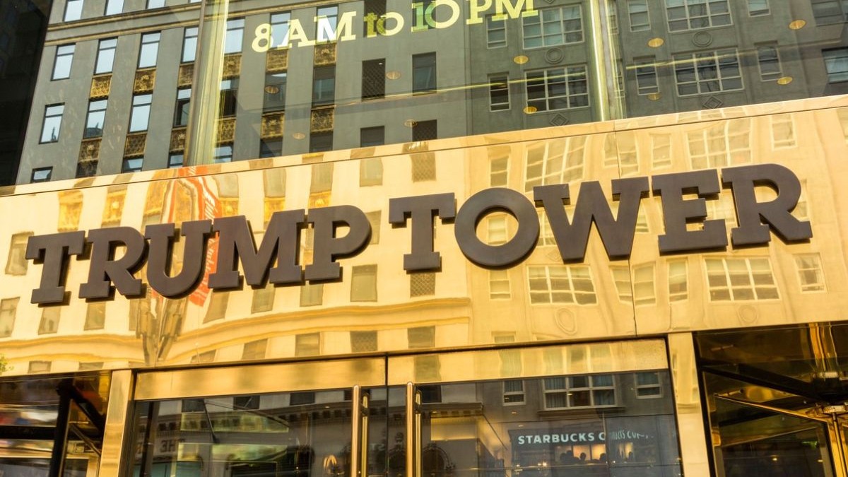 Turnul Trump, clădire in lumina soarelui, facand-o s[ para aurita, New York City
