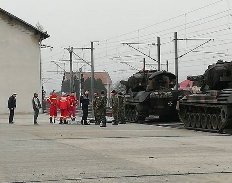 VIDEO / Tragedie în Alba Iulia! Un militar a murit electrocutat, în timp ce descărca tancurile pentru Parada de 1 Decembrie