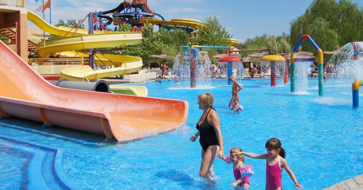 Imagini de vară, cu distratie la piscina, tobogane colorate, oameni in piscina mica, pentru copii,