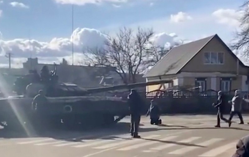 VIDEO | Rezistență în fața tancurilor Rusiei: un bărbat, filmat când împinge tancul și apoi se pune în genunchi în fața lui
