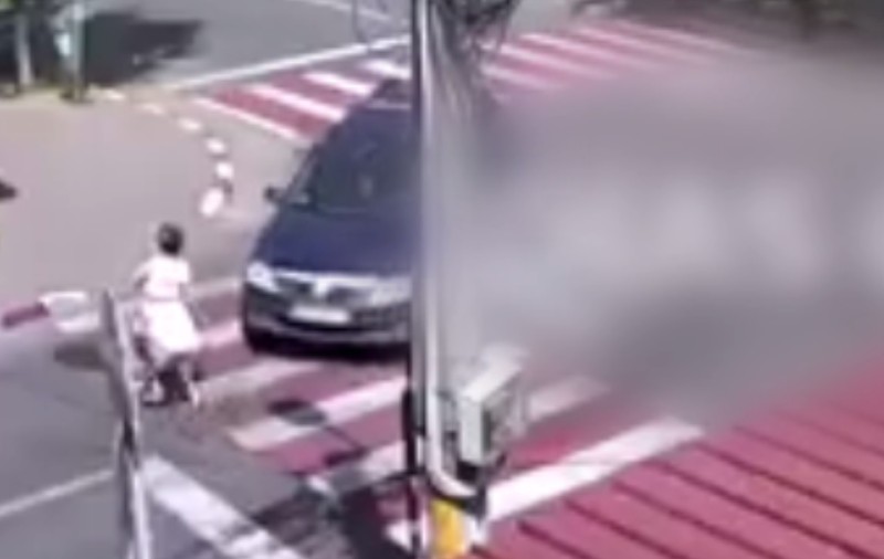 INCREDIBIL! A luat-o pe capotă chiar pe trecerea de pietoni VIDEO