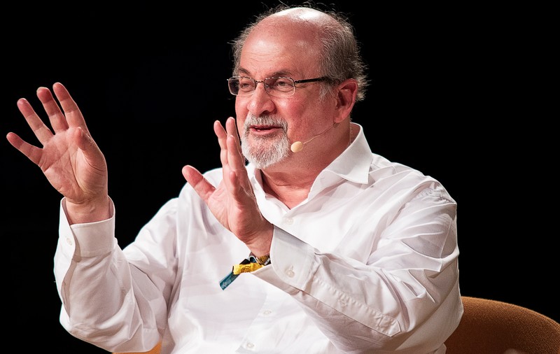 Noi detalii despre starea lui Salman Rushdie. Poate respira singur și poate vorbi, spune agentul scriitorului