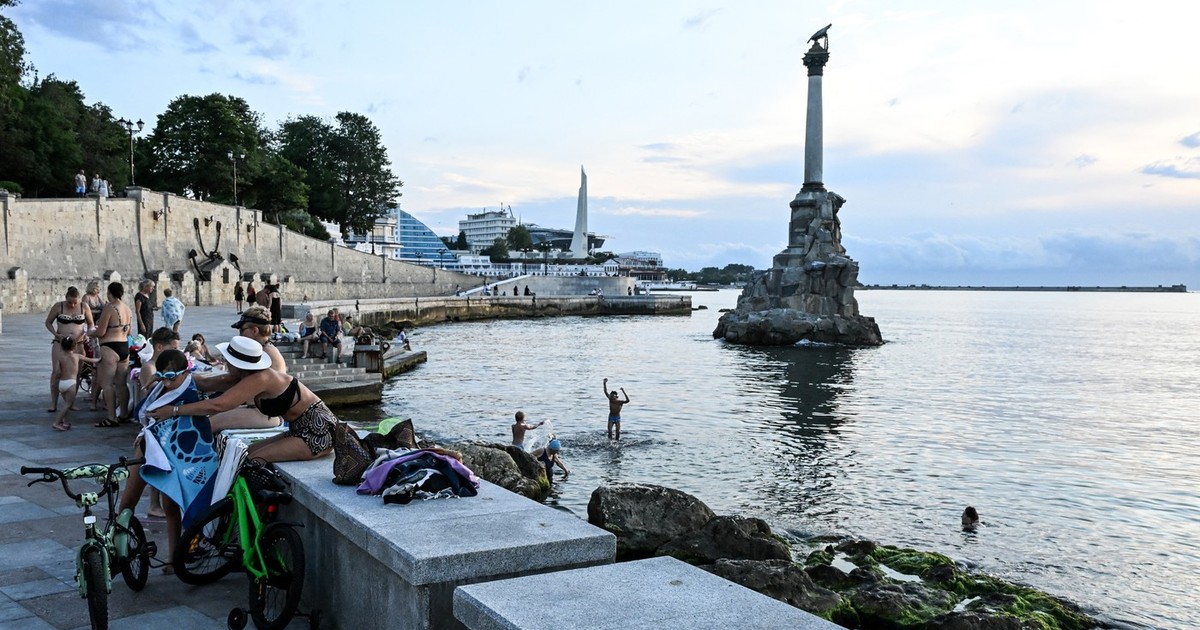 turiști ruși în stațiunea sevastopol din Crimeea ocupată.