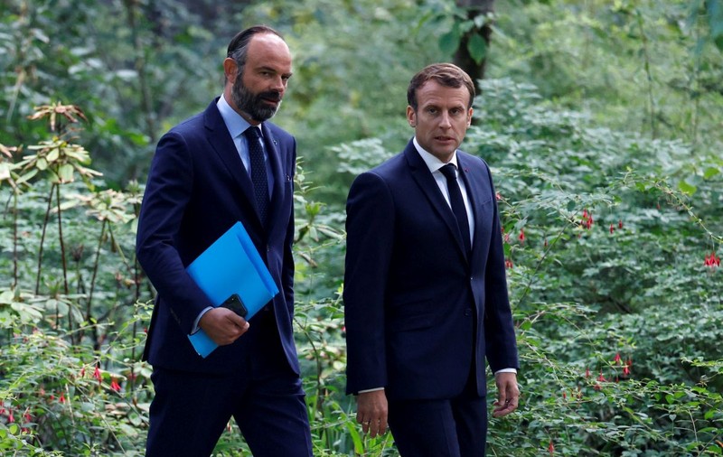 Guvernul francez a demisionat, înaintea unei așteptate remanieri dorite de Emmanuel Macron