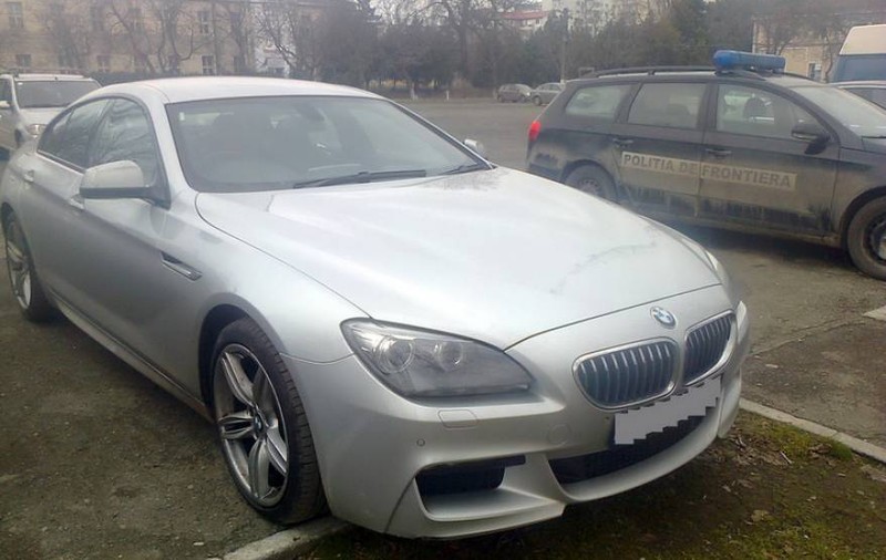 Prins cu BMW-ul în container! L-a furat din Anglia, voia să-l ducă în Jamaica!