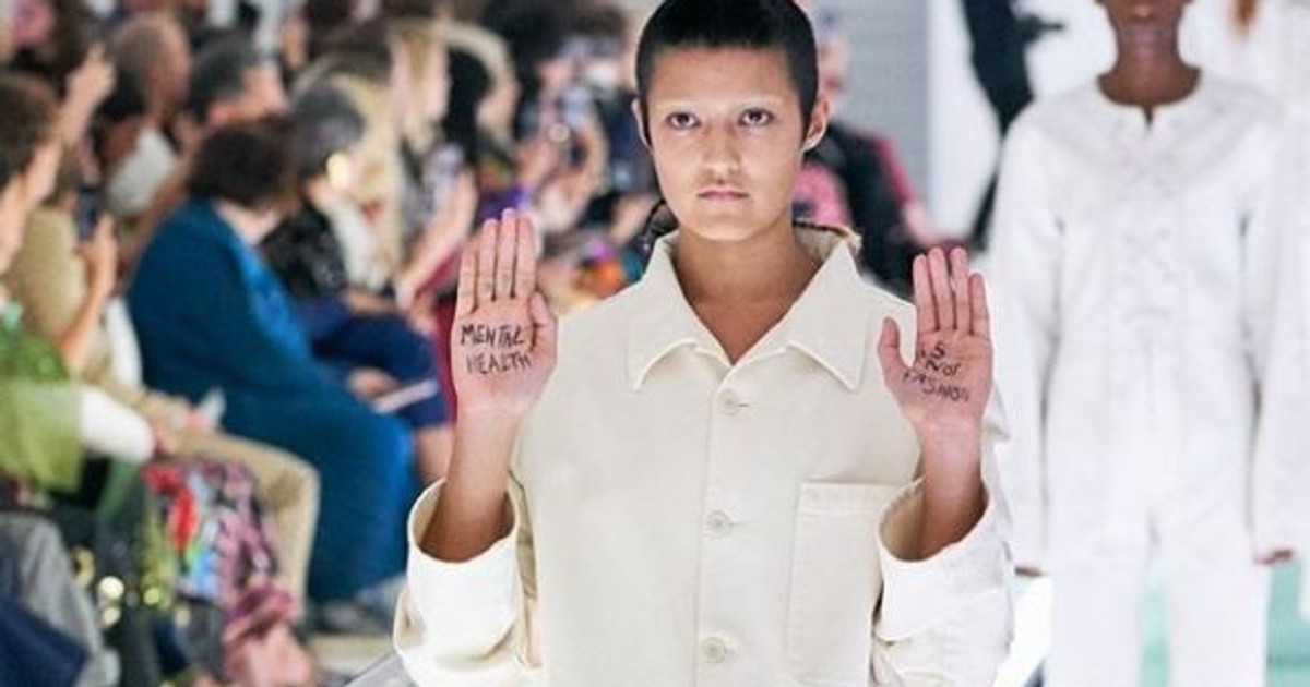 Noua colecție Gucci a înfuriat un model care a protestat chiar în timpul defilării pe podium (Instagram)