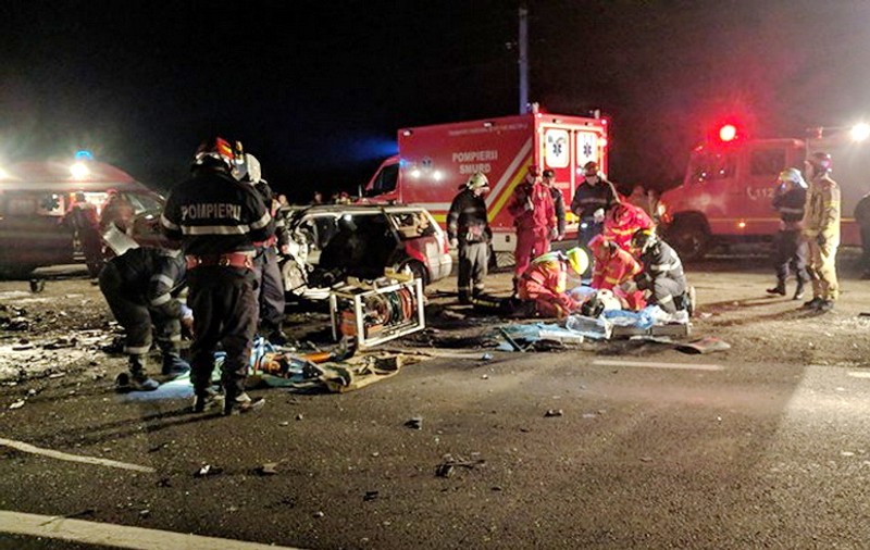VIDEO/ Doi morţi şi 10 răniţi într-un grav accident la Bihor. Printre victime sunt şi copii