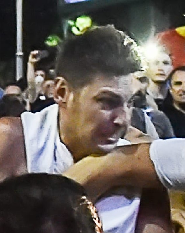 Încă un suspect în cazul femeii jandarm bătute în Piața Victoriei. Apel către cetățeni pentru identificarea agresorului