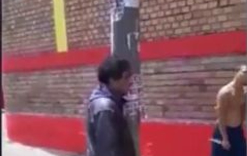 Ce a pățit un bărbat care a încercat să răpească un copil. L-au fugărit pe stradă și l-au bombardat cu pietre | FOTO