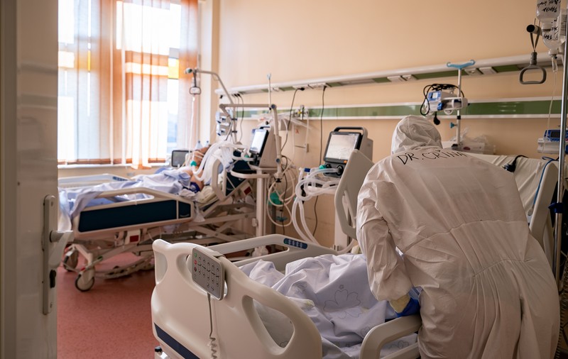 O femeie însărcinată și infectată cu COVID a murit la Spitalul din Oradea. Femeia nu era vaccinată și s-a tratat acasă cu Paracetamol