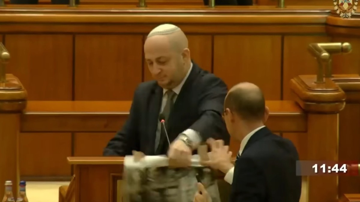 Momentul în care Silviu Vexler a rupt portretele lui Eminescu, Goga, Eliade și Kogălniceanu în Parlament