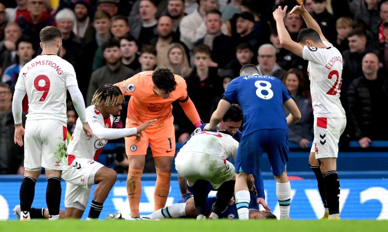 epa10475536 Cesar Azpilicueta of Chelsea lies on the pitch after sustaining an injury during the English Premier League soccer match between Chelsea FC and Southampton FC in London, Britain, 18 February 2023. EPA-EFE/Daniel Hambury EDITORIAL USE ONLY. No use with unauthorized audio, video, data, fixture lists, club/league logos or 'live' services. Online in-match use limited to 120 images, no video emulation. No use in betting, games or single club/league/player publications