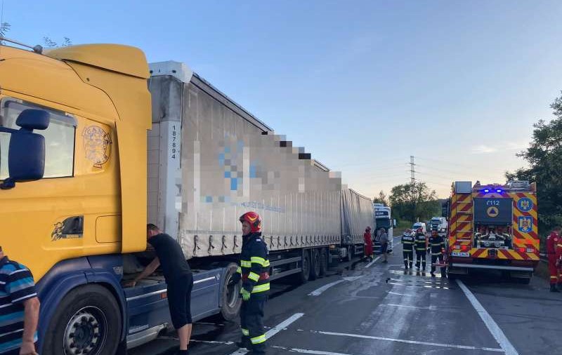 Trei TIR-uri și o mașină s-au ciocnit pe DN13, la ieșirea din localitatea Mihai Viteazu. Traficul rutier a fost blocat