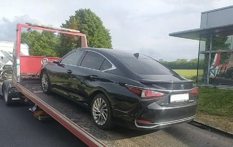 Un șofer român a plătit pe loc amenda de 1.150 de euro, dar tot a rămas fără mașina de lux Lexus și fără permis, pe o șosea din Franța