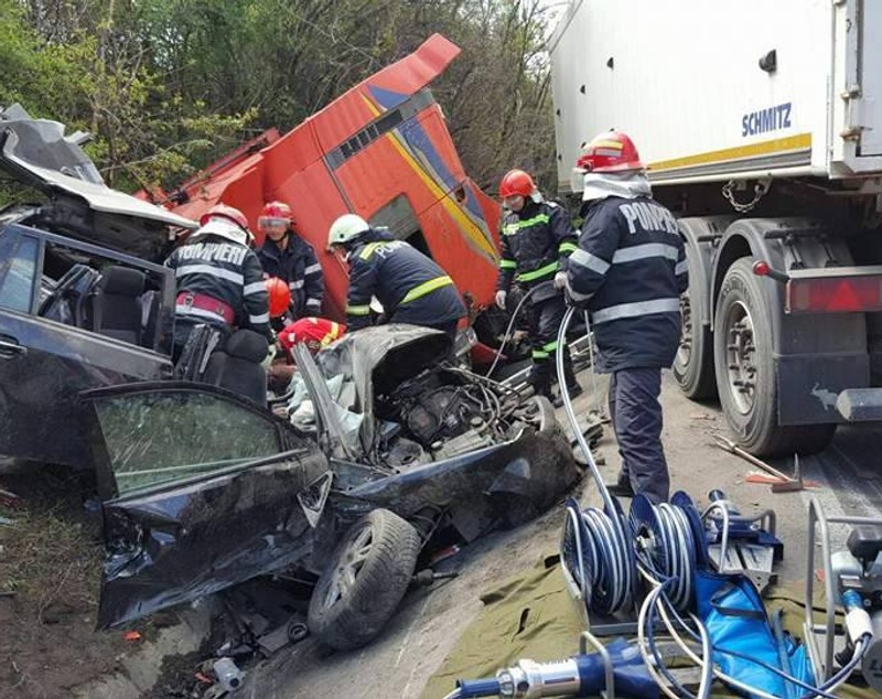 UPDATE | Județul Olt: Șoferul TIR-ului care a provocat accidentul avea permisul suspendat de trei ore, circula cu anvelope reșapate și nu respectase timpii de odihnă
