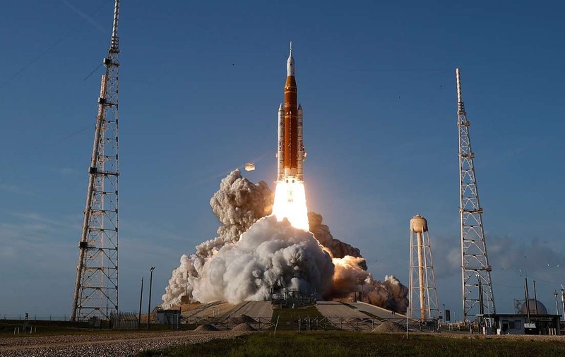 NASA accelerează asamblarea rachetei SLS pentru Artemis 3: tot ce trebuie să știi despre misiunea care se lansează anul viitor