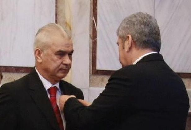 Ministrul Gabriel Oprea îi înmânează Placheta de Onoare a MAI lui Anghel Iordănescu
