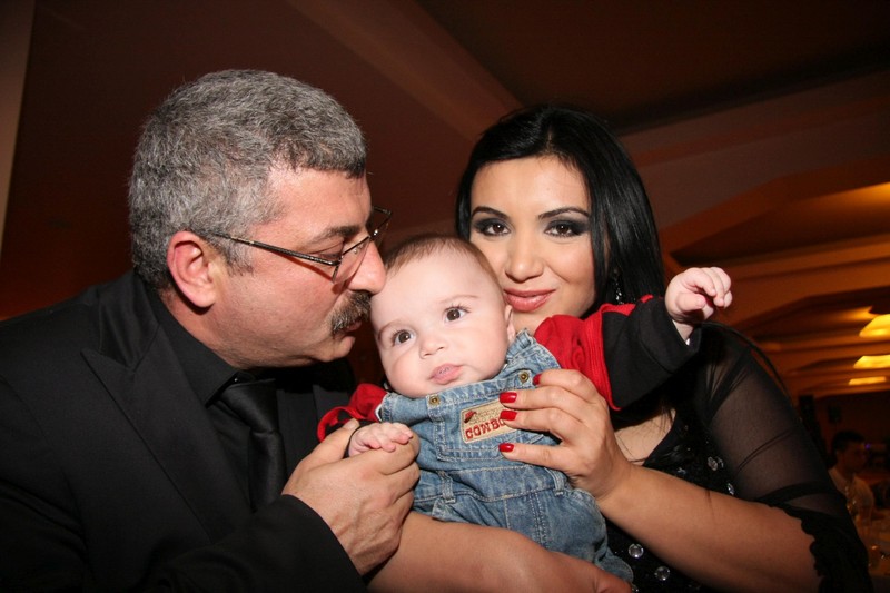 Silviu Prigoana (S) si Adriana Bahmuteanu (D) pozeaza impreuna cu Mihai Maximus Prigoana, la petrecerea organizata cu ocazia botezului acestuia, la un hotel din Bucuresti, miercuri, 19 martie 2008. LIVIU ADASCALITEI / MEDIAFAX FOTO