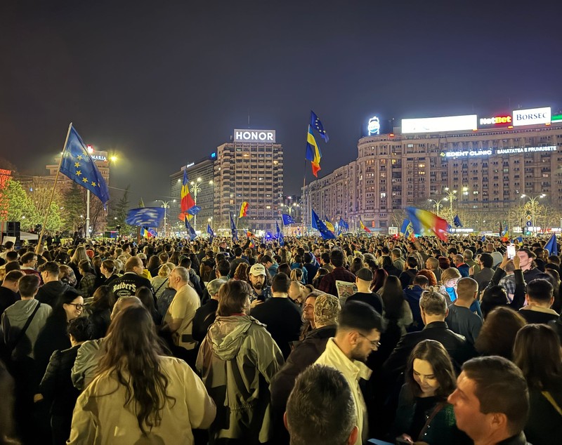 Miting EuRo Manifest în Piaţa Victoriei pentru susținerea apartenenţei la UE. Fanii lui Călin Georgescu, identificați de jandarmi