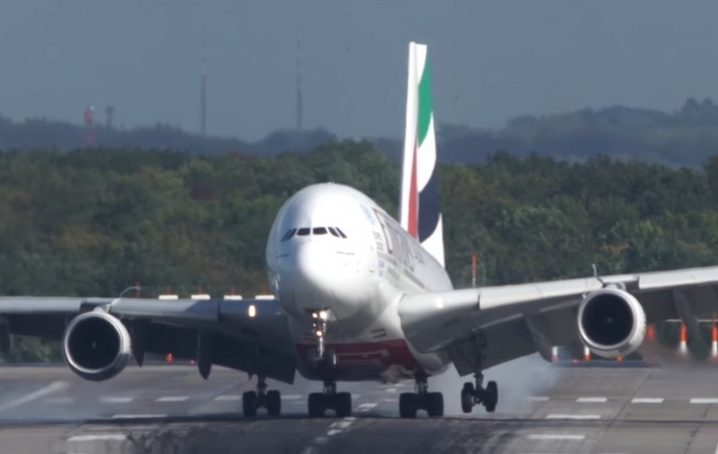 VIDEO | Aterizare incredibilă la Dusseldorf în timpul unei furtuni