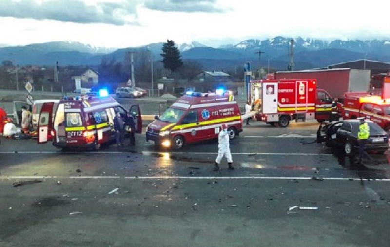 VIDEO | Un mort și 6 răniți la Avrig, un Mercedes Viano a fost aruncat de pe șosea de un Mercedes C Klasse, după un impact frontal