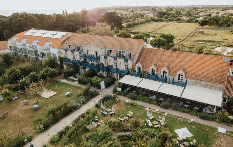 Turiștii plătesc mai puțin când plouă. Cum funcționează oferta unui hotel dintr-o țară europeană