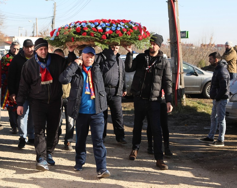 Daniel Prodan a fost înmormântat, azi, la cimitirul Sf. Ilie din Voluntari. Promisiune în lacrimi făcută de Gică Popescu: ”Îți vom îndeplini visul” | GALERIE FOTO