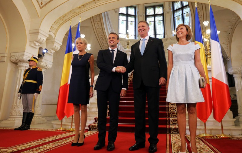 Duelul ținutelor! Carmen Iohannis, umăr la umăr cu Brigitte Macron. Ce spune stilistul