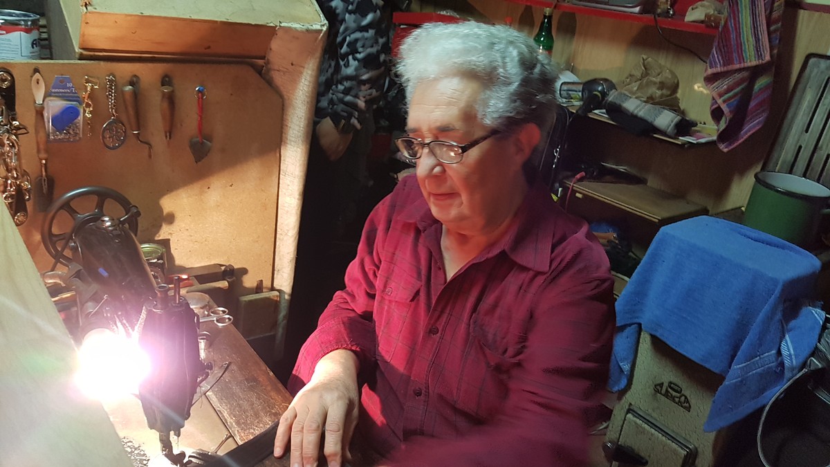 Constantin Ionescu, un cizmar bătrân din București