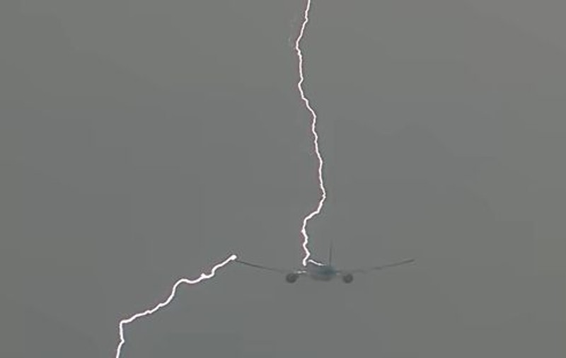 Un avion plin cu pasageri a fost lovit de fulger. Momentul a fost filmat | VIDEO