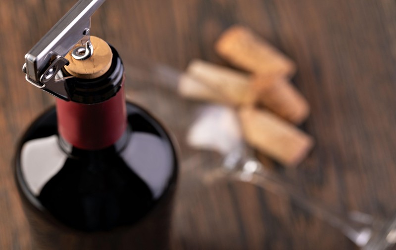 Cum să deschizi o sticlă de vin ca un profesionist: Câteva trucuri | VIDEO