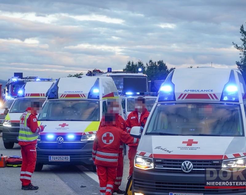 Peste zece ambulanțe, mașini de pompieri și un elicopter, chemate după ce un microbuz cu români a intrat într-un TIR, în Austria