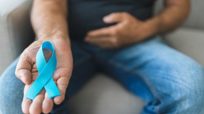 barbat-canapea-panglica-albastra-cancer-prostata