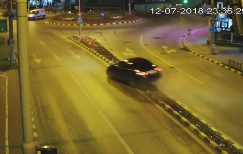 VIDEO / Accident spectaculos într-un sens giratoriu din Suceava, surprins de camerele de supraveghere