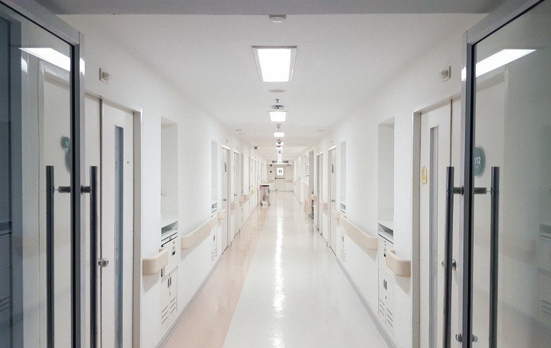 O tânără româncă a stat o lună cu un vierme de 11 cm în frunte și i-a șocat pe medicii din Franța