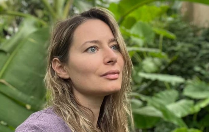 Laura Cosoi, goală pe plaja din Thailanda, însărcinată în 5 luni. Cât de bine arată actrița