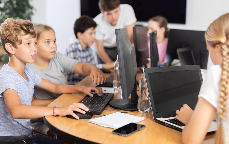 Ce înseamnă de fapt „67”, desemnat cuvântul anului 2025 de Dictionary